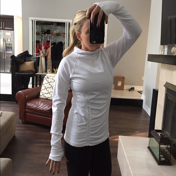 ✨SOLD IN BUNDLE ✨Athleta white tracker hoodie - Picture 4 of 4