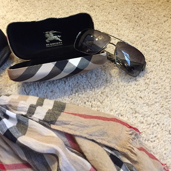 Burberry Accessories - Authentic blueberry sunglasses 😘