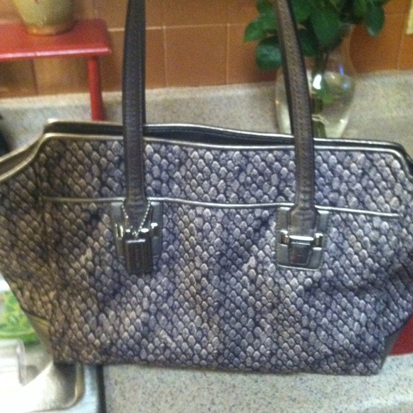 Authentic coach. Gorgeous handbag!