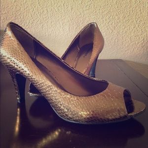 Classified gold peep toe pumps
