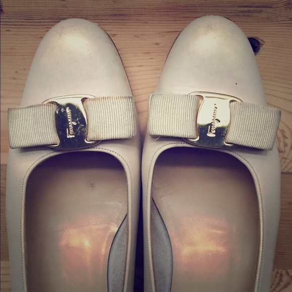 Vintage Ferragamo Bow Flat Pumps