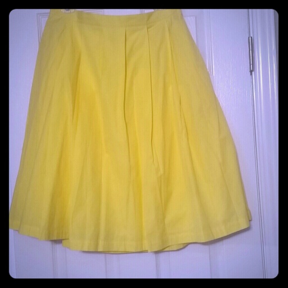 Liz Claiborne bright yellow pleated skirt