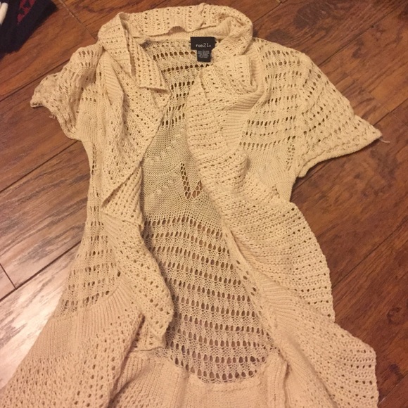 Cute sweater! Nice for spring