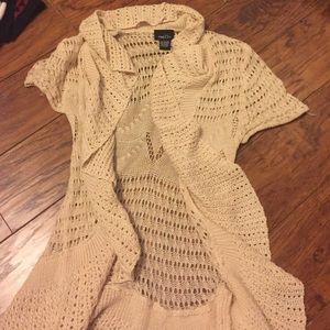 Cute sweater! Nice for spring