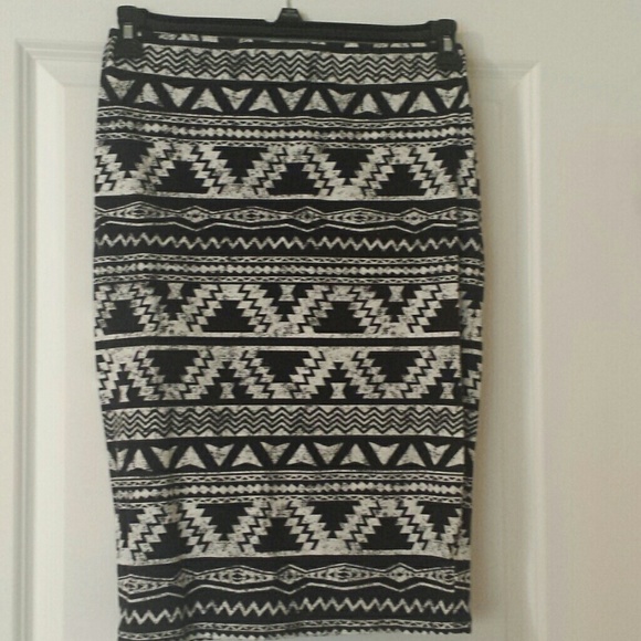 Skirt black and white Aztec pattern