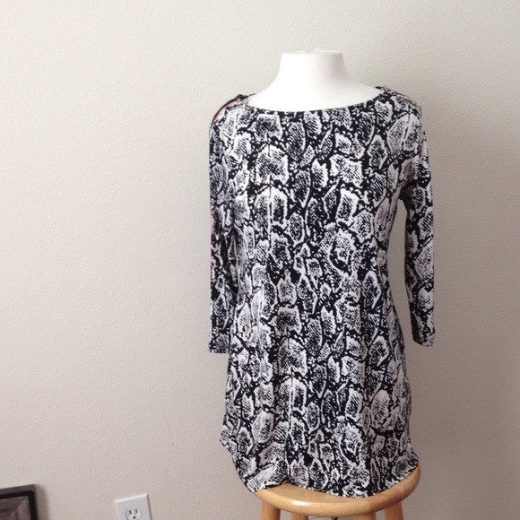 Beautiful long blouse. It has amazing print