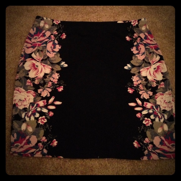 Bodycon skirt black and floral