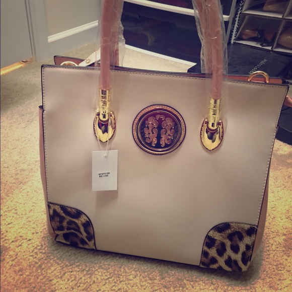 Handbags - 🔴SUPER SALE🔴Gorgeous beige bag
