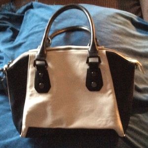 Beautiful, tailored handbag. 🌺🌺SALE TODAY!🌺🌺