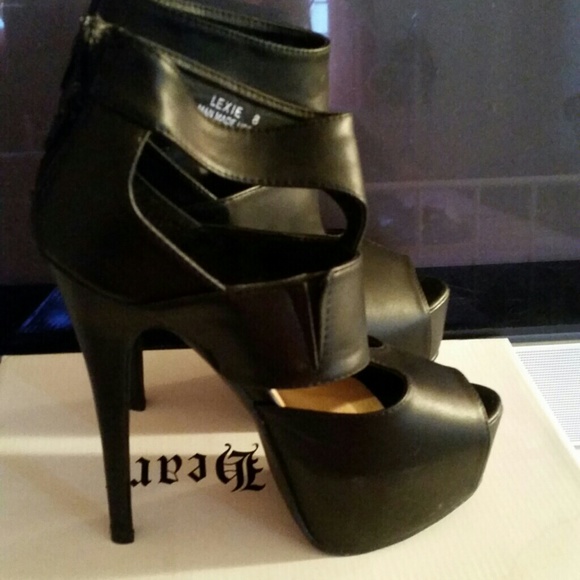 Black peep toe platform pumps