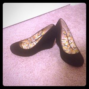 VELVETY BLACK WEDGES