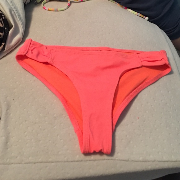 Coral bikini bottoms!👙