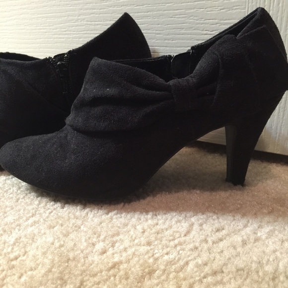 East 5th black bow-tie low boots.  Size 8.