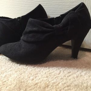 East 5th black bow-tie low boots.  Size 8.
