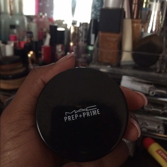 Mac prep + prime transparent finishing powder.