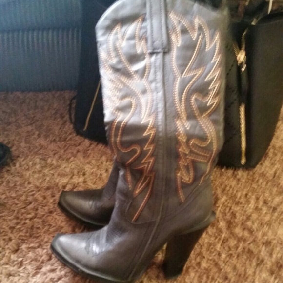 Sassy boots size 6