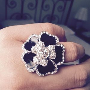 Lia Sophia Dahlia ring size 5