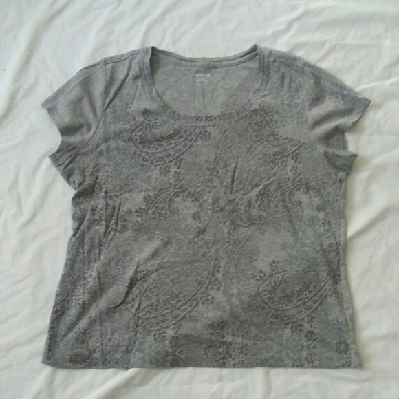 Sold ❌ Gray paisley t-shirt