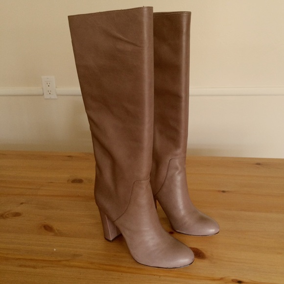 SOLD Vince Camuto Signature Tiona - Picture 2 of 4