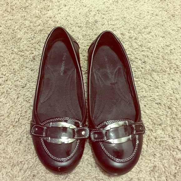 Very cute black flats with silver buckle!