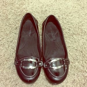 Very cute black flats with silver buckle!
