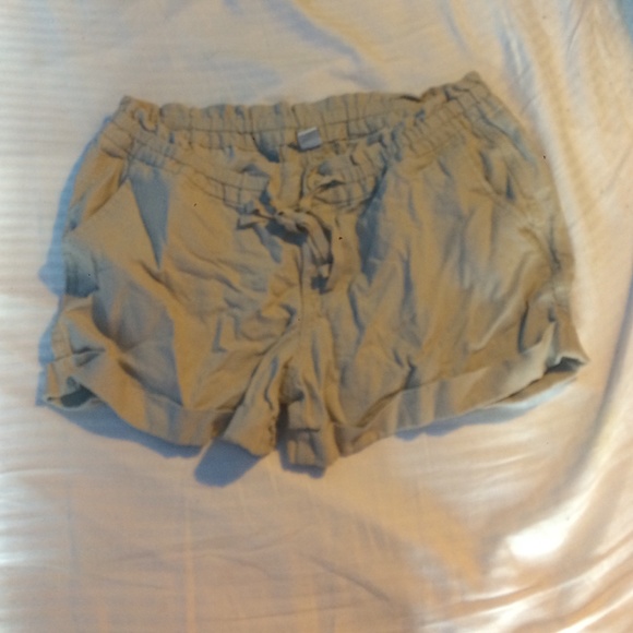 Kaki flowey shorts