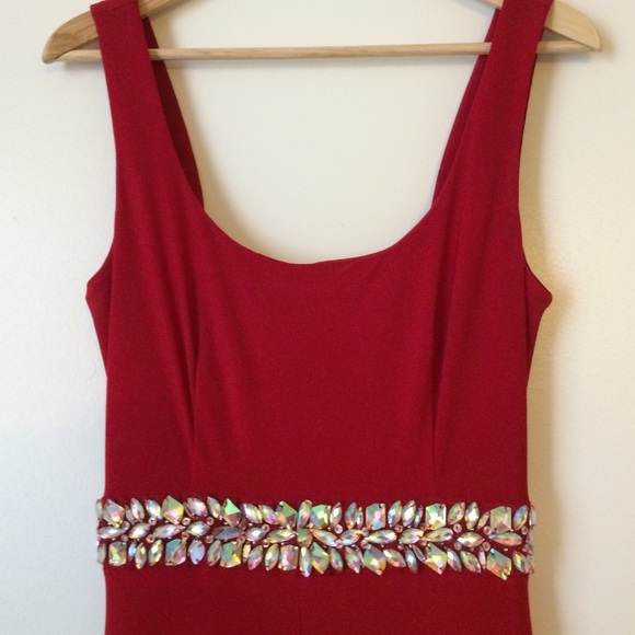 Red ball gown with beads - Picture 2 of 3