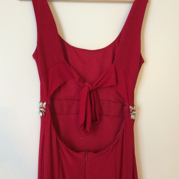 Red ball gown with beads - Picture 3 of 3