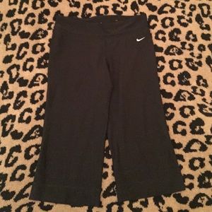 Nike dri-fit capri crops black size small