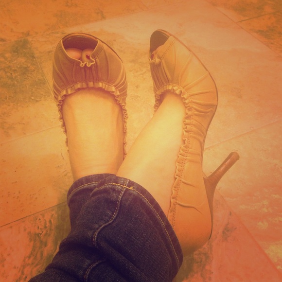 bcbg camel colored leather shoes