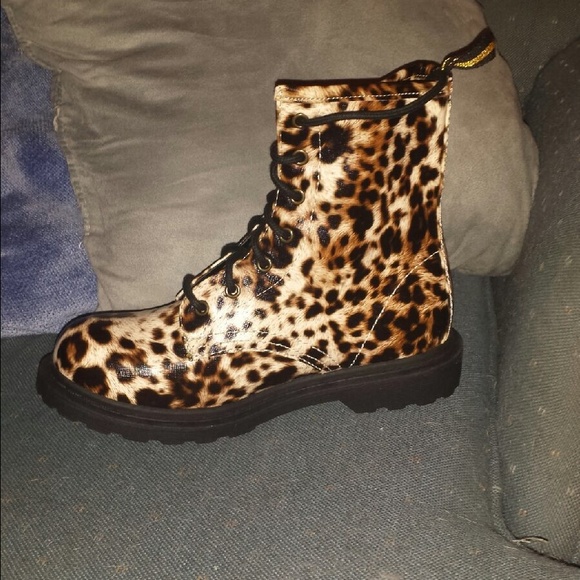 🔴SOLD🔴. Cheetah print boots.