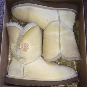 Bailey button Chardonnay Uggs