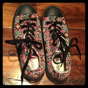 Tribal print converse