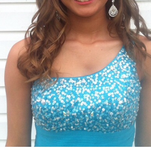 Short one strap prom dress! Worn once - Picture 3 of 3