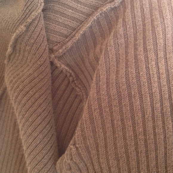 Bought beautiful brown long sweater from BR.. - Picture 4 of 4
