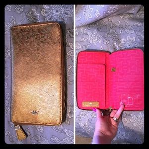 Elaine Turner portfolio travel wallet