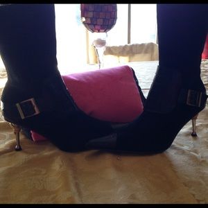 Sexy black boots w/ornate snake heel