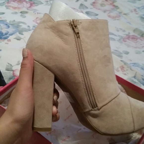 Shoes - Picture 2 of 4