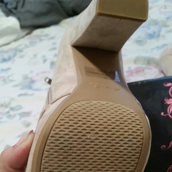 Shoes - Picture 3 of 4