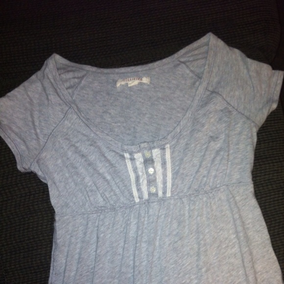 Cute Hollister shirt 😍 - Picture 1 of 3