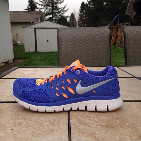 Size 9.5 nike flex run tennis shoes