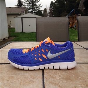 Size 9.5 nike flex run tennis shoes