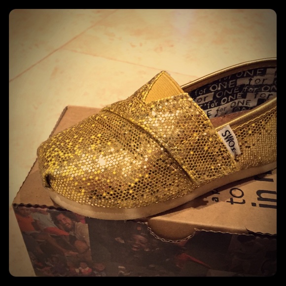 Baby Gold Glitter Toms size 6 👶