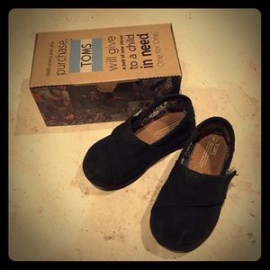 Black canvas baby TOMS size 6 👶