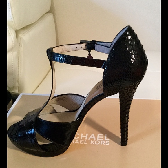 MICHAEL KORS T- STRAP SANDAL