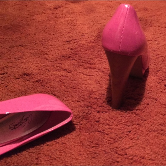 Pink Pumps - Picture 3 of 3