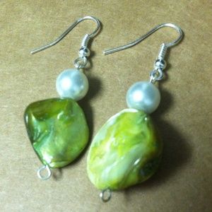 Apple green pearl Earrings