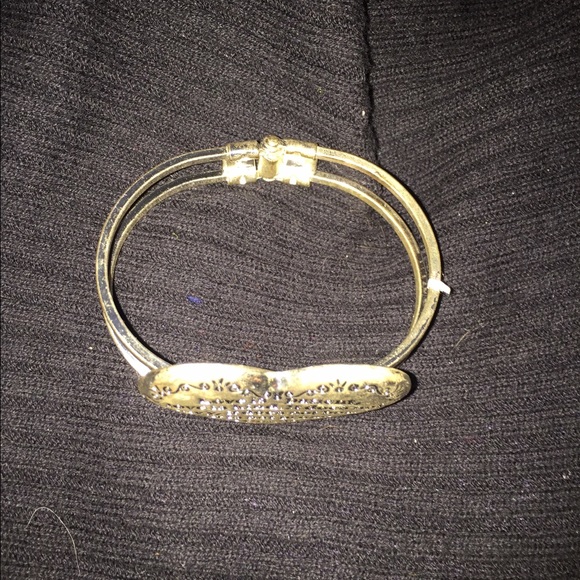 Clasp bracelet
