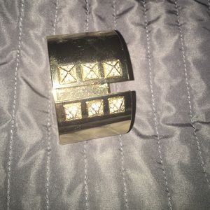 VICTORIA'S SECRET GOLD BRACELET NEVER WORN