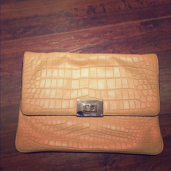It's gotta GO! -Michael Kors clutch ❤️